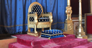 König Vorstand? Das hängt von der Satzungsgestaltung ab. Das Bild zeigt den Thron von Napoleon I. im Schloss Fontainebleau