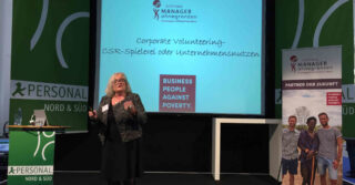 Gründerin Helene Prölß wirbt regelmäßig auf Konferenzen dafür, dass Unternehmen ihre Führungskräfte für einen Einsatz bei Manager ohne Grenzen freistellen.