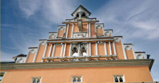 Die Bayerische Landesstiftung fördert Kultur und Soziales und unterstützt etwa die Instandsetzung des 2016 durch einen Brand beschädigten Rathauses in Straubing.