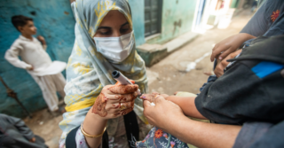Eine Frau impft gegen Polio in Karatschi, Pakistan.