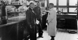 Im Gespräch: Hans Finkelstein (links), einer der beiden Namensgeber der Hans-und-Berthold-Finkelstein-Stiftung, in einem Labor im Werk in Uerdingen im Jahr 1932.