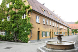 Die Fuggerei ist die älteste bestehende Sozialsiedlung der Welt, sie wurde 1521 von Jakob Fugger gestiftet.